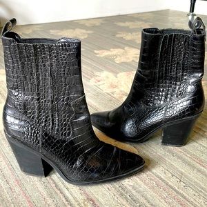 Aldo Drerissa black leather pointed toe ankle boot snake pattern W7